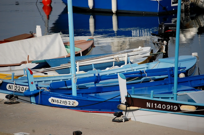Barques amarrées dans un port du littoral, illustration d’un territoire vécu au-delà des clichés balnéaires.